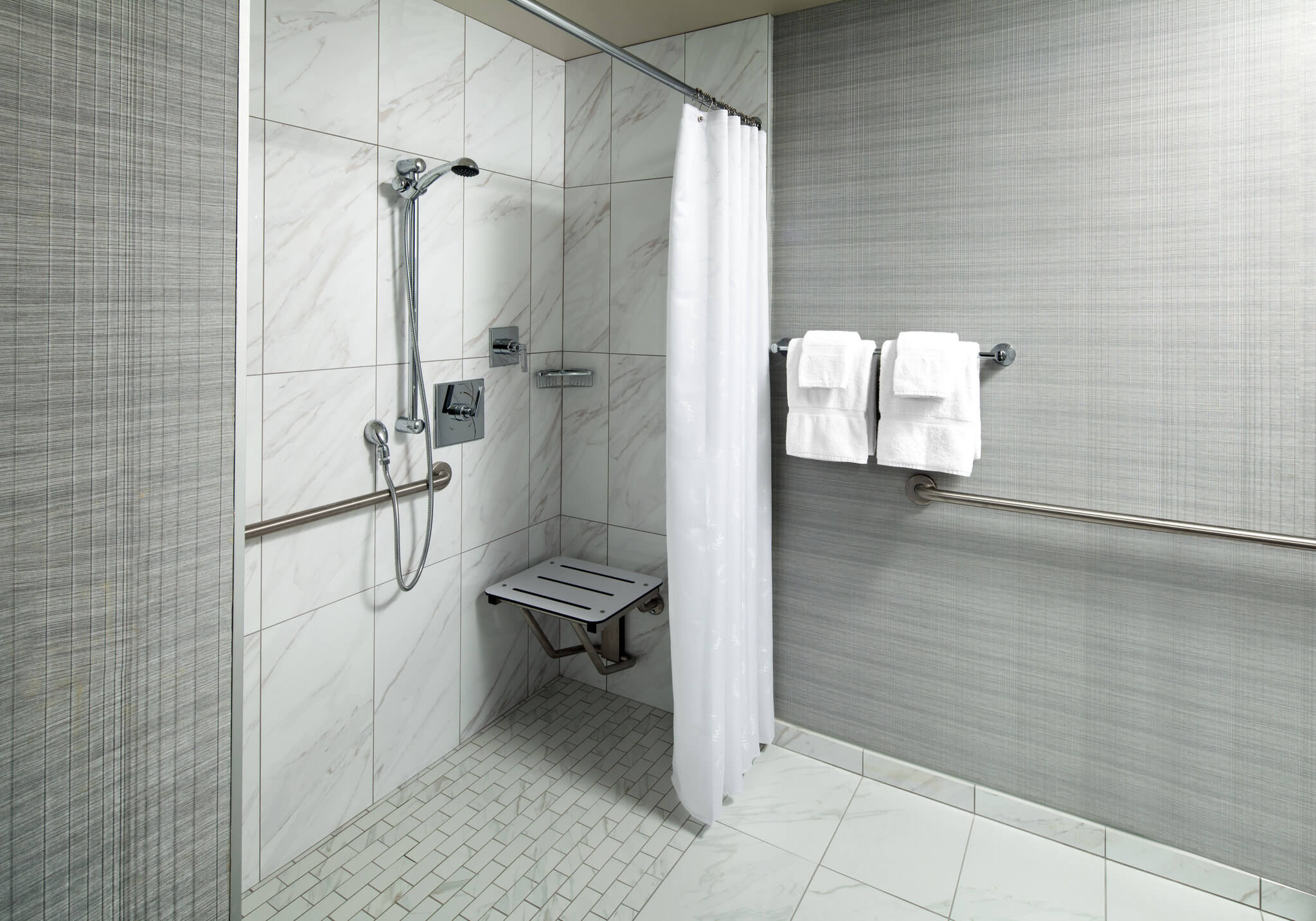 she1598gb-161583-ADA_20bathroom-_S